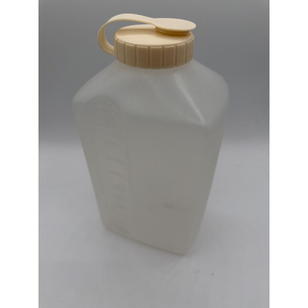 Vtg Rubbermaid 2 quart 64 oz Servin Saver Drink Plastic Beverage Holder Pitcher